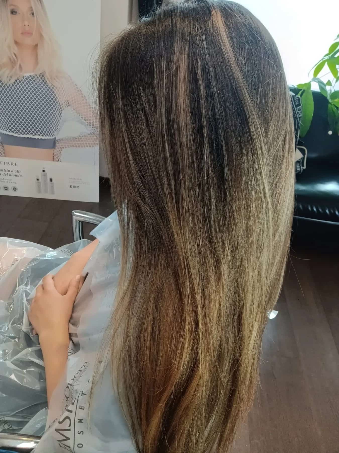 Capelli lunghi castani visti di spalle nel salone Momà